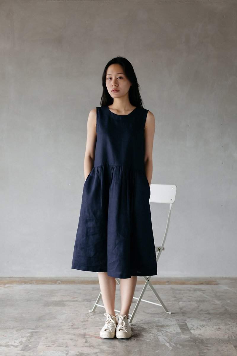 Linen Camisole dress with open back in Navy - 洋装/连衣裙 - 棉．麻 蓝色