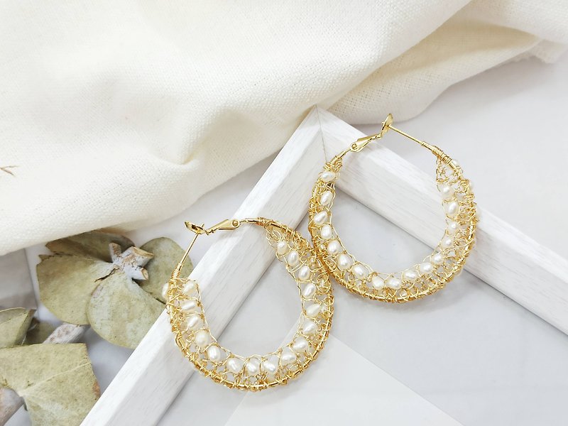 【金属线勾勒系列】环状天然珍珠18K包金耳针耳环 - 耳环/耳夹 - 珍珠 金色