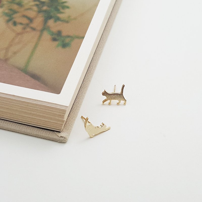 stretching cat post earring in gold l minimalist animal jewelry - 耳环/耳夹 - 其他金属 金色