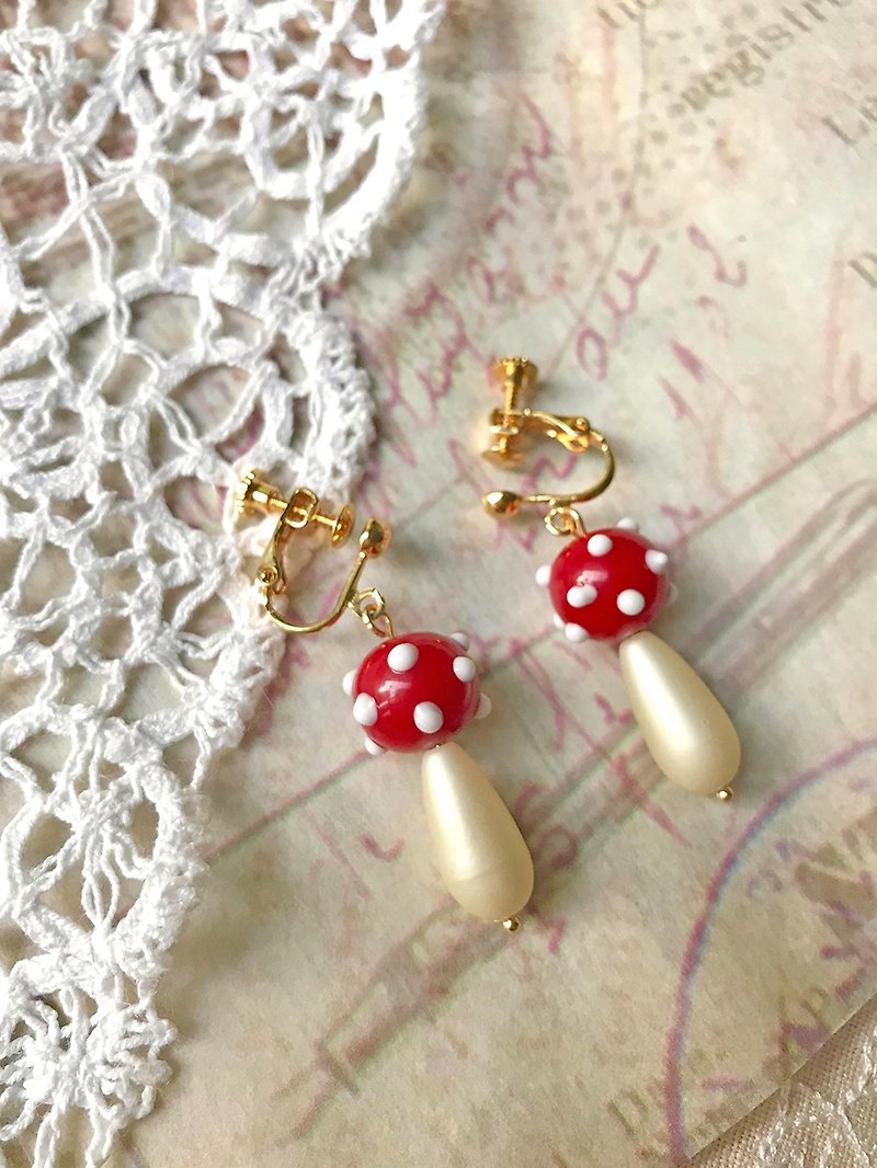 Jt Corner 蘑菇造型 复古琉璃珠配哑面水滴珠耳环 耳针 或 耳夹 - 耳环/耳夹 - 玻璃 红色