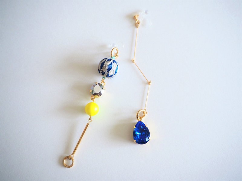 tachibanaya アシンメトリー Japanese TEMARI earrings Blue Yellow - 耳环/耳夹 - 绣线 蓝色