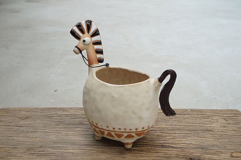 Horse, pencil holder, vase , Handmade ceramic - 铅笔/自动铅笔 - 陶 卡其色