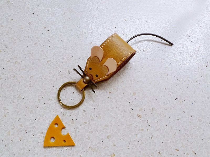手工皮革缝制土黄色小老鼠钥匙圈 - 钥匙链/钥匙包 - 棉．麻 卡其色