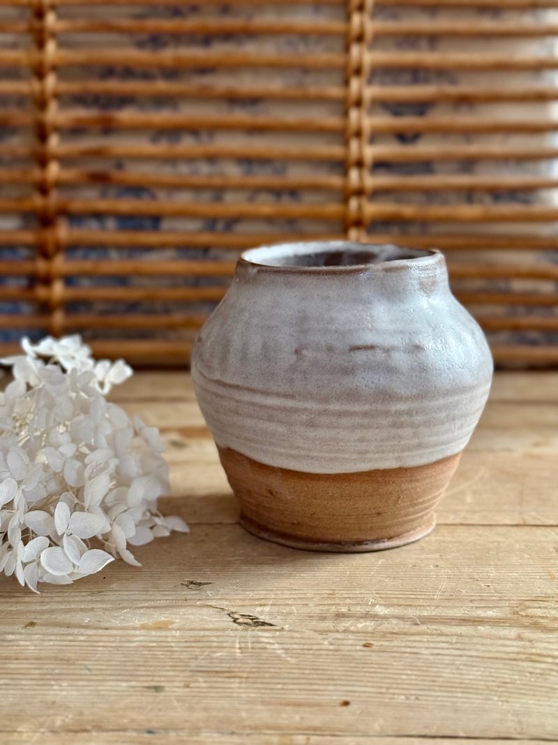 40041-质朴半釉面雾白不规则陶壶 Rustic matte glazed vase - 摆饰 - 陶 