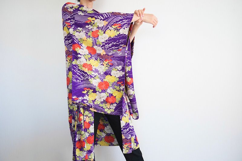 Rare vintage kimono, elegant floral kimono, kimono jacket - 女装休闲/机能外套 - 丝．绢 紫色