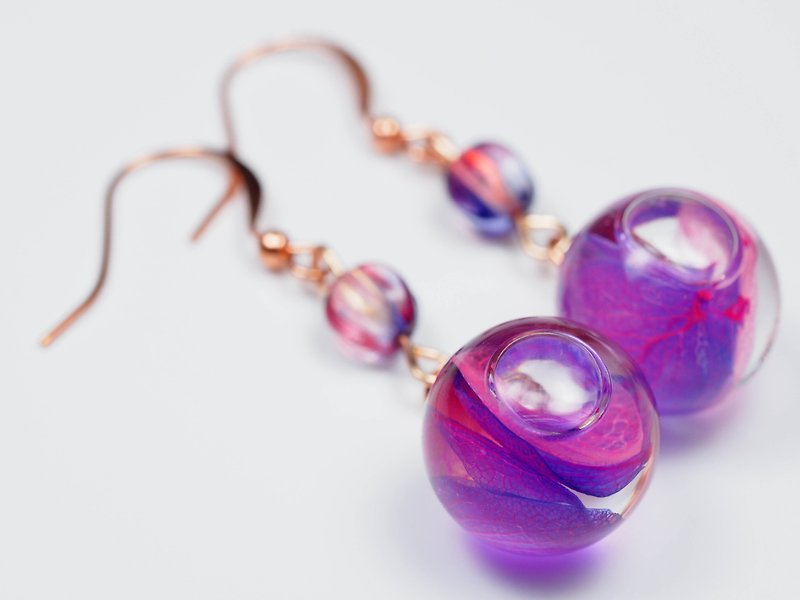 爱家作-OMYWAY 日本紫色绣球浮游花琉璃珠玻璃球耳环耳夹1.4cm - 耳环/耳夹 - 玻璃 白色