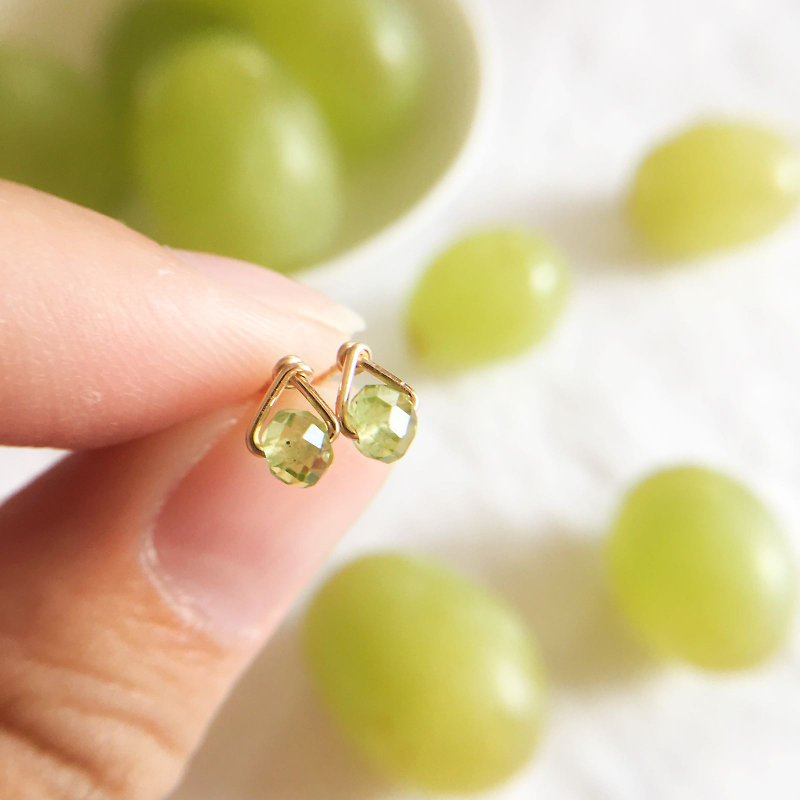 【小水滴】 迷你橄榄石 14kgf 包金小耳钉 - 耳环/耳夹 - 半宝石 绿色