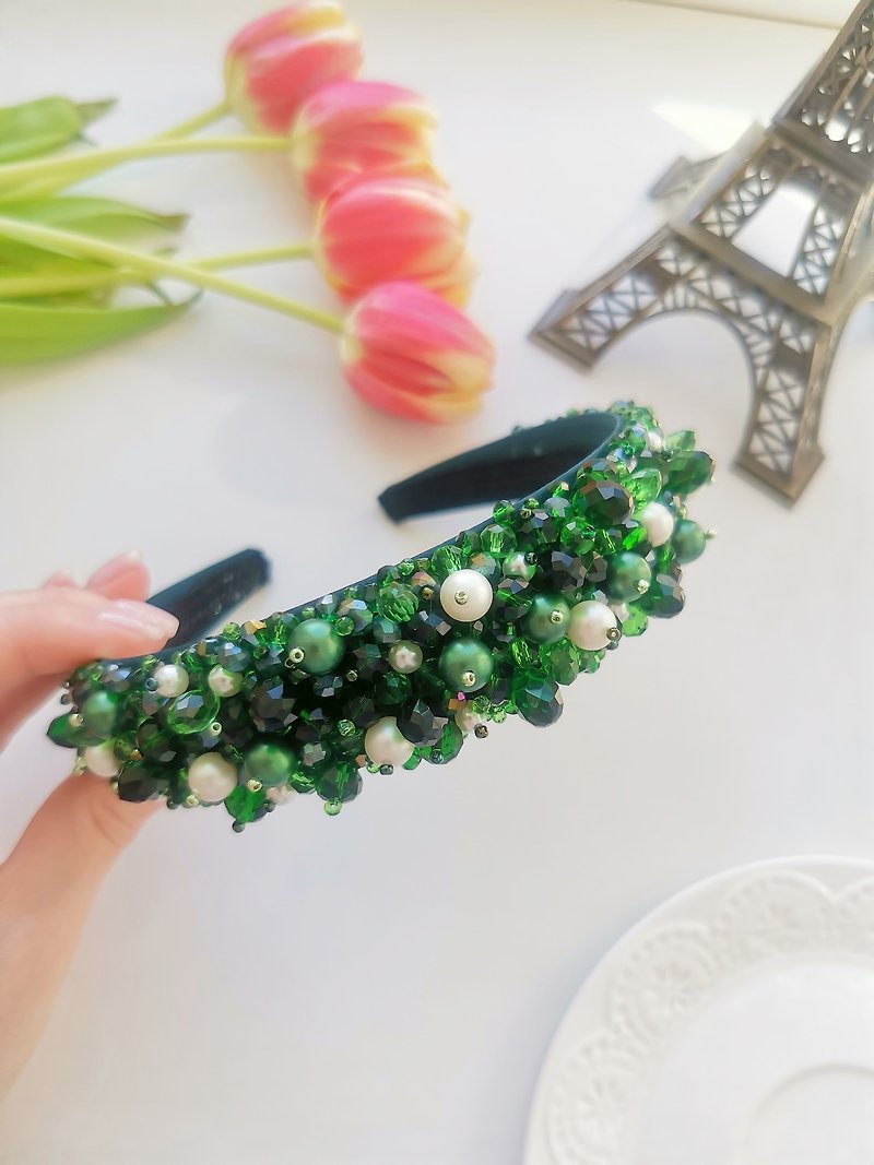 Headband made of crystal beads, hair decoration, embroidered headband - 胸针 - 珍珠 绿色