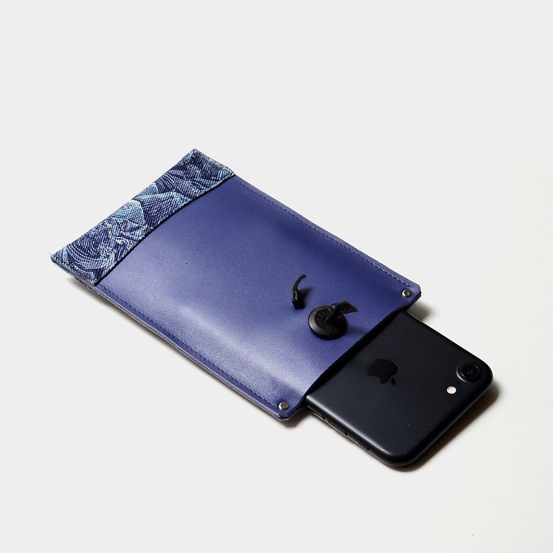 【台东海边的电缆轴】牛皮手机袋 可放手机 IPHONE6、6s、7 拼布 蓝色皮革 定制刻字当礼物  - 手机壳/手机套 - 真皮 蓝色