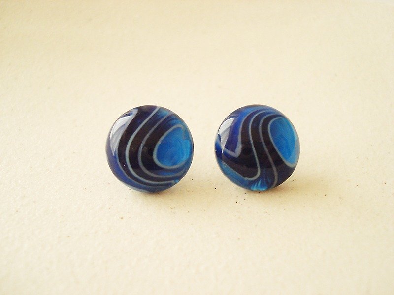 マーブルボタンのピアス（ブルー） - 耳环/耳夹 - 塑料 蓝色