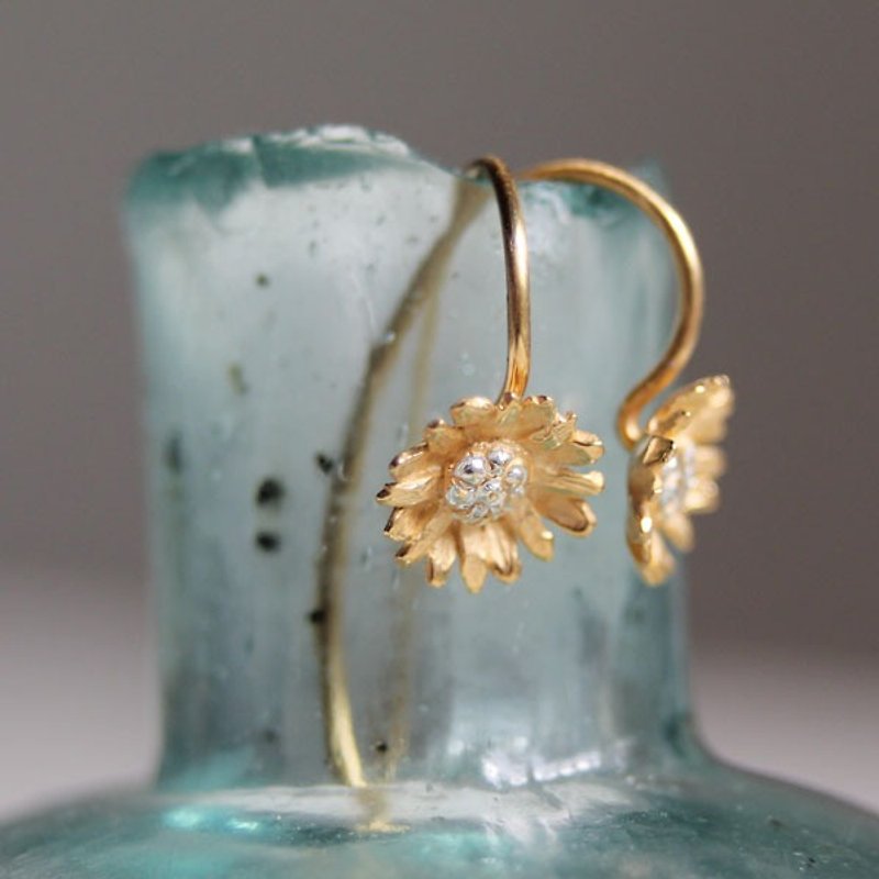 Chrysanthemum earrings - 耳环/耳夹 - 纯银 金色