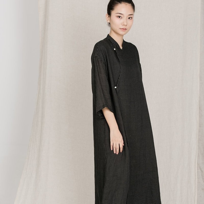 黑色繡線 超寬大 薄款舒適防曬長袍 洋裝 D161001 - 旗袍 - 棉．麻 黑色