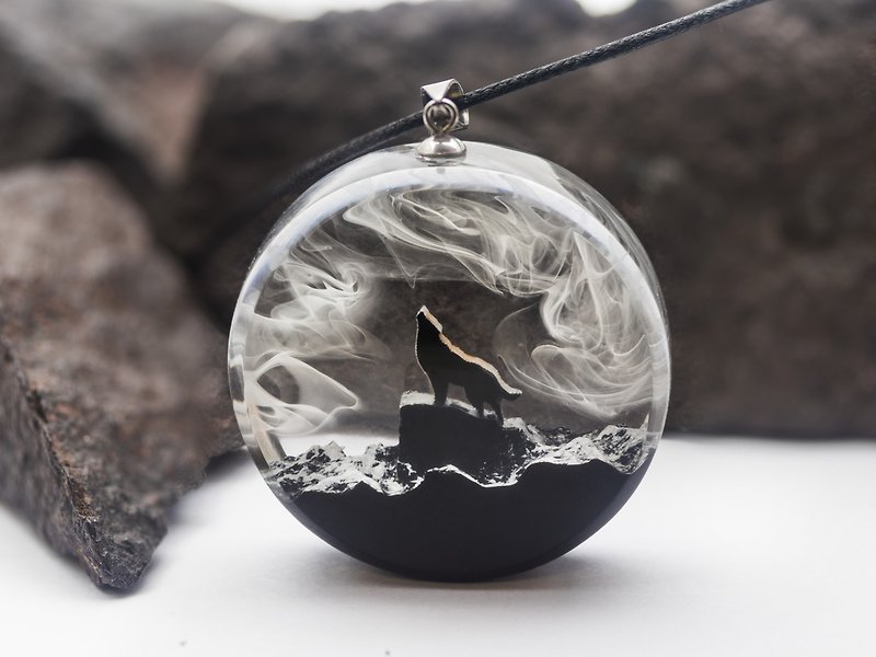 Unique black Wolf pendant wood resin necklace wooden epoxy jewelry for men women - 项链 - 木头 黑色
