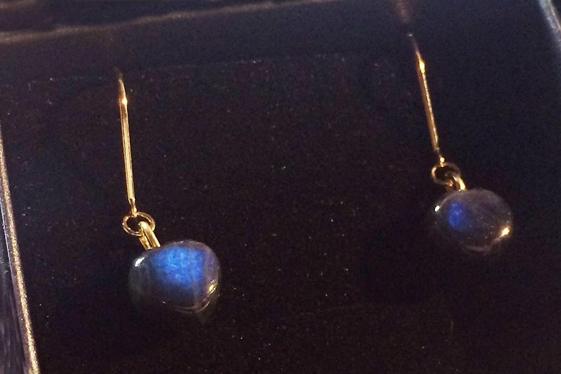 フィンランドの宝石◆キャッツアイ・スペクトルライト　K18ピアス - 耳环/耳夹 - 其他金属 蓝色