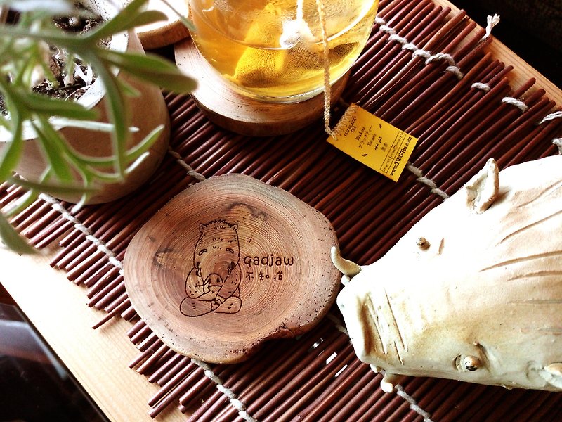 山猪勇哥(3) 台湾桧木杯垫 猪年 原住民 排湾族 族语 图腾 萌系 - 杯垫 - 木头 卡其色