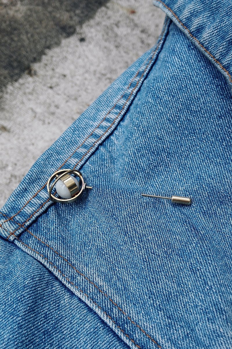 [Mush] Mini Gyro brooch with stand 陀螺仪扣针/天文摆设 两用 gyroscope - 胸针 - 其他金属 多色
