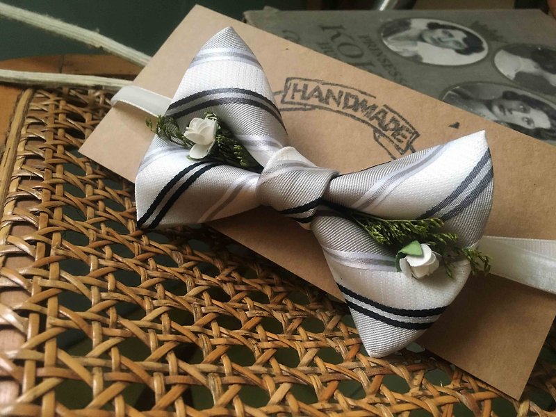 结婚毕业礼物- 古董布花领带改制手工领结-银白-玫瑰花版 - 领结/领巾 - 丝．绢 白色
