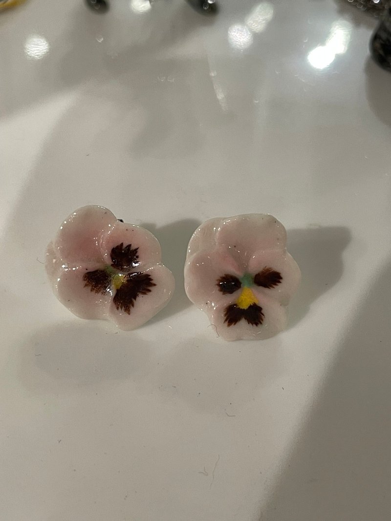 AndMary 手绘瓷耳环-粉色三色堇 礼盒装 Pink Pansy Earrings - 耳环/耳夹 - 瓷 粉红色