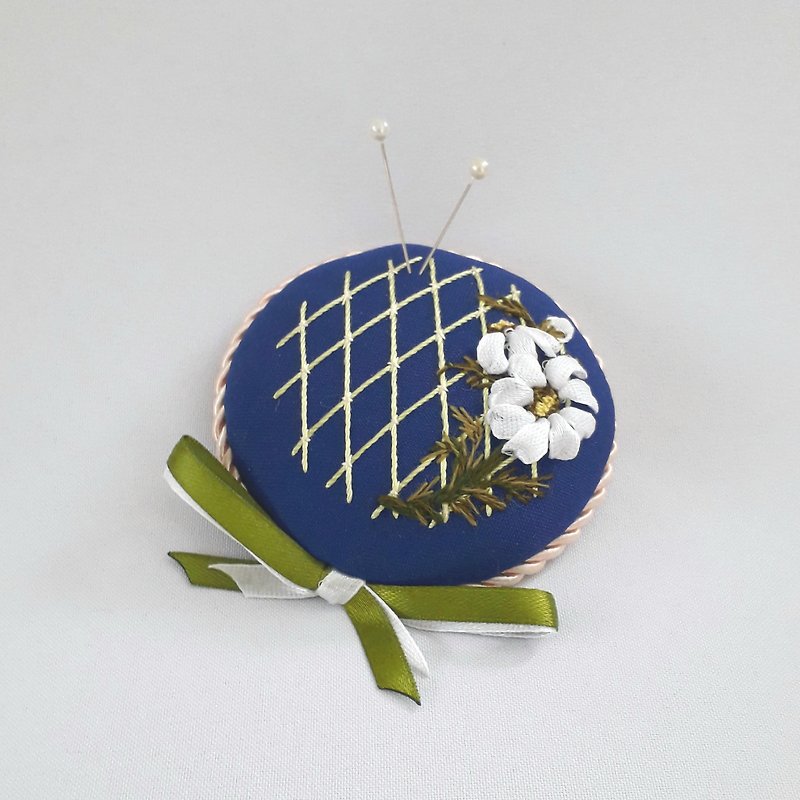 針墊 Blue pin cushion pillow ribbon embroidery - 编织/刺绣/羊毛毡/裁缝 - 绣线 蓝色