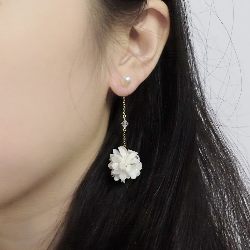 Pamycarie春夏树脂黏土花球925纯银耳环前后两用 - 耳环/耳夹 - 粘土 白色