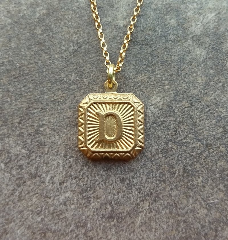 古董黄铜字母项链-D - 项链 - 宝石 