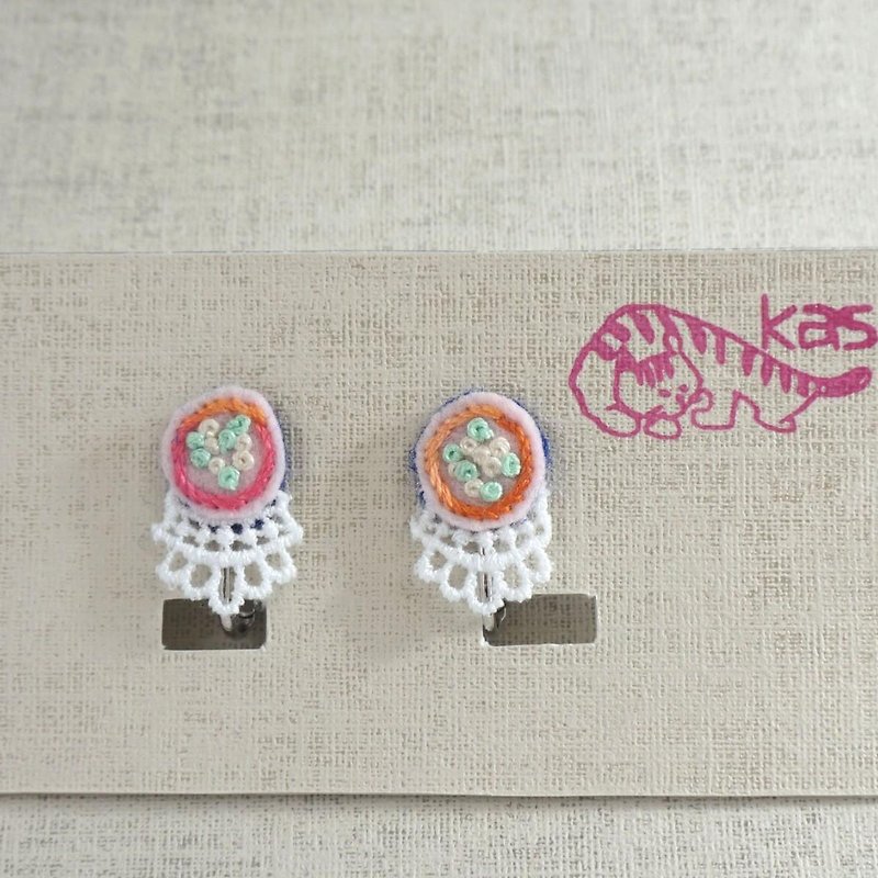手刺繍イヤリング「春色まる」 - 耳环/耳夹 - 绣线 粉红色