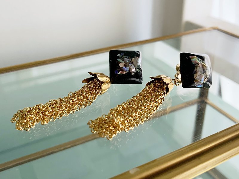 Black Square beads with gold chain tassel earrings - 耳环/耳夹 - 贵金属 金色