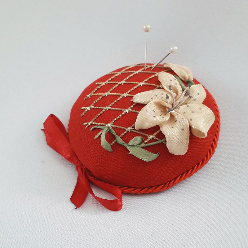 針墊 Red pin cushion pillow ribbon embroidery - 编织/刺绣/羊毛毡/裁缝 - 绣线 红色