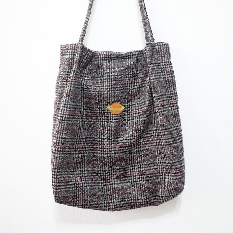 【Q-cute】袋子系列-毛格纹土星 - 侧背包/斜挎包 - 其他材质 多色