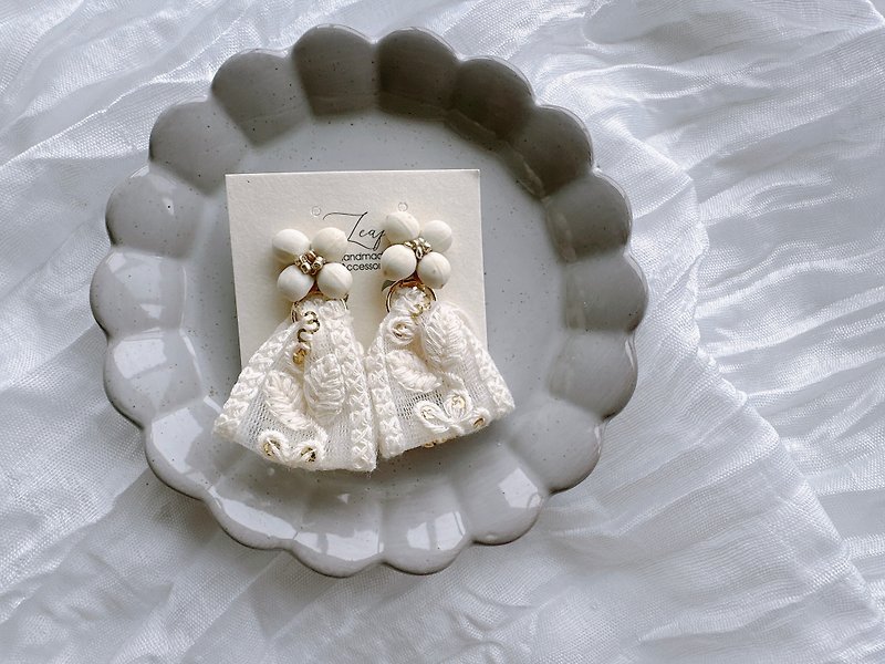 淡雪刺绣缎带/日本果实手作耳环 - 耳环/耳夹 - 绣线 白色