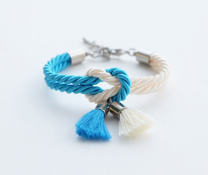 Candy blue & Cream knot bracelet with tassels - 手链/手环 - 聚酯纤维 蓝色