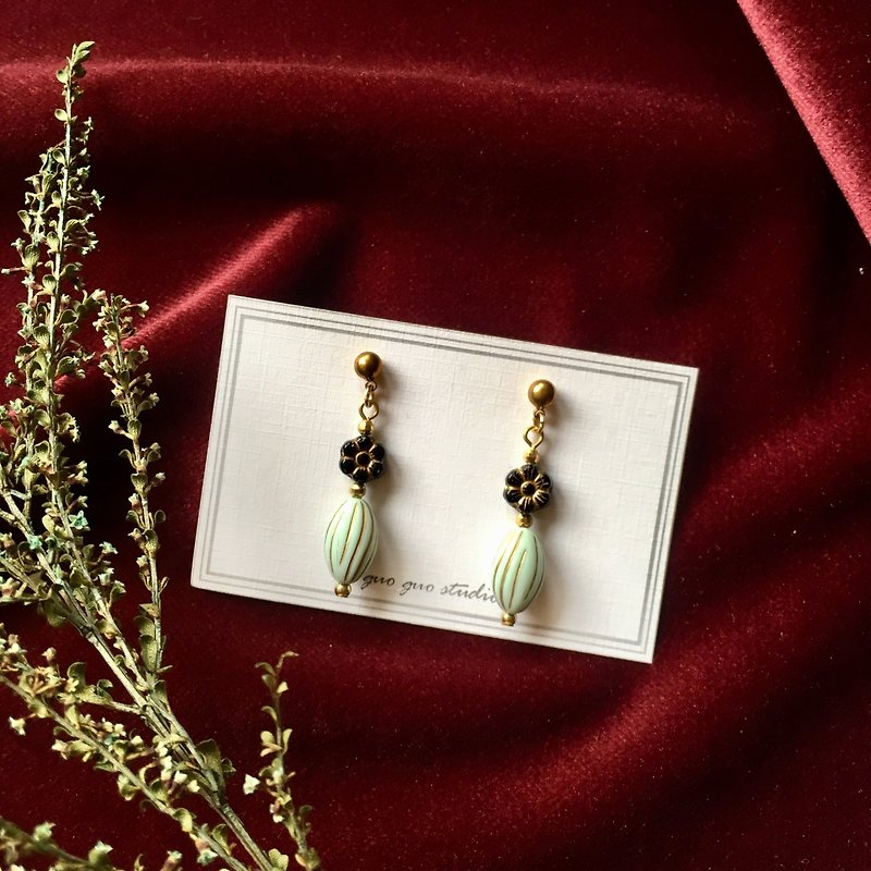 小花园-黑色玻璃小花 薄荷绿小花瓶 耳针 耳夹 - 耳环/耳夹 - 铜/黄铜 
