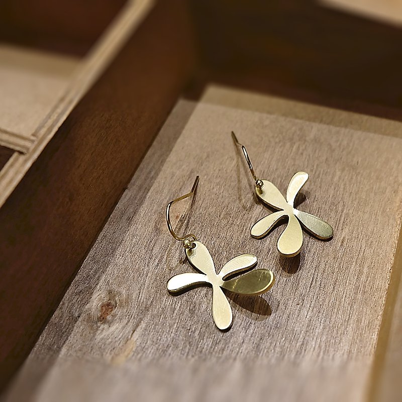Curly petal brass handmade 3d earrings - 耳环/耳夹 - 铜/黄铜 金色