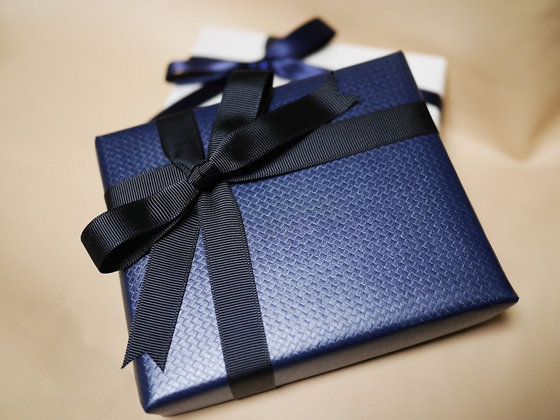 Tsubame - 圣诞交换礼物 免费礼物包装 等值1000上下真皮皮件 - 卷线器/电线收纳 - 真皮 多色