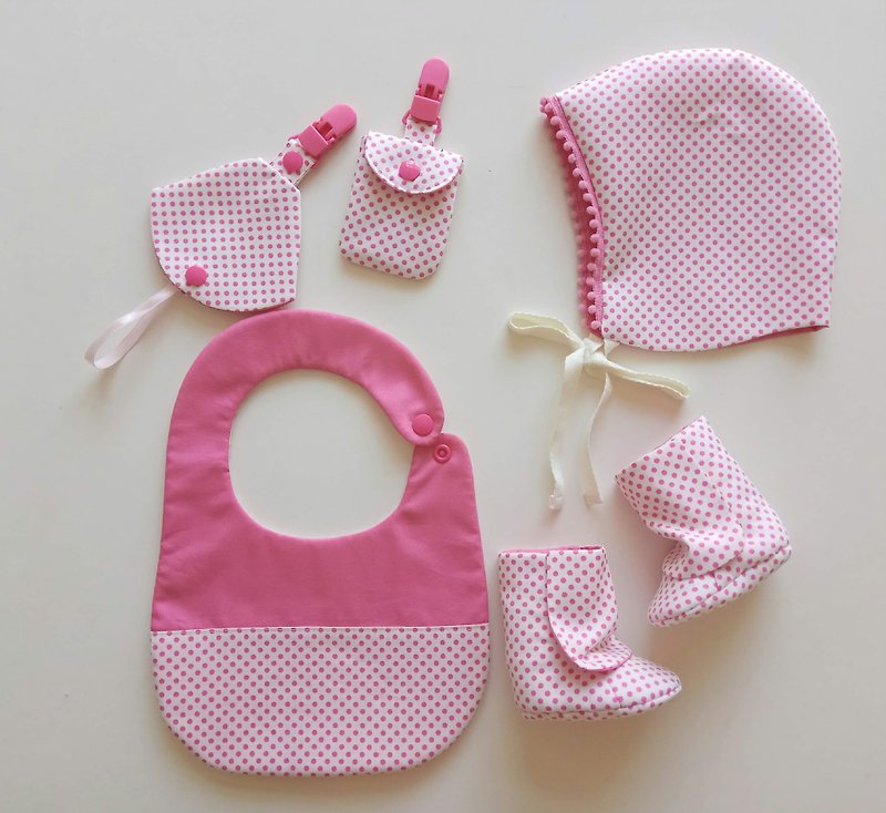 弥月礼物 围兜+平安符袋+二合一奶嘴夹+婴儿靴+婴儿帽 新生儿专属 - 满月礼盒 - 棉．麻 粉红色
