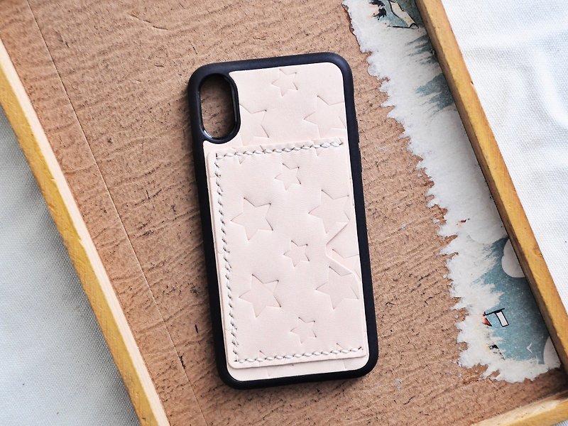 密铺星星咭位手机殻 皮革DIY材料包 iPhone15 Plus Pro Max XS - 手机壳/手机套 - 真皮 卡其色