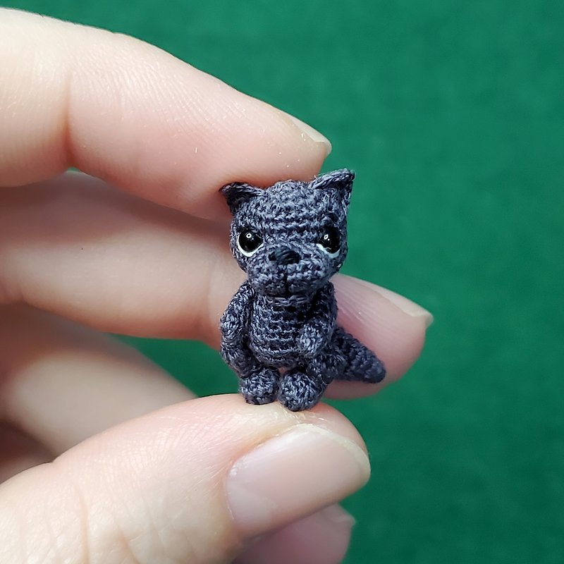 Extremely micro crocheted wolf. Dollhouse miniature. Amigurumi stuffed wolf - 玩偶/公仔 - 绣线 灰色