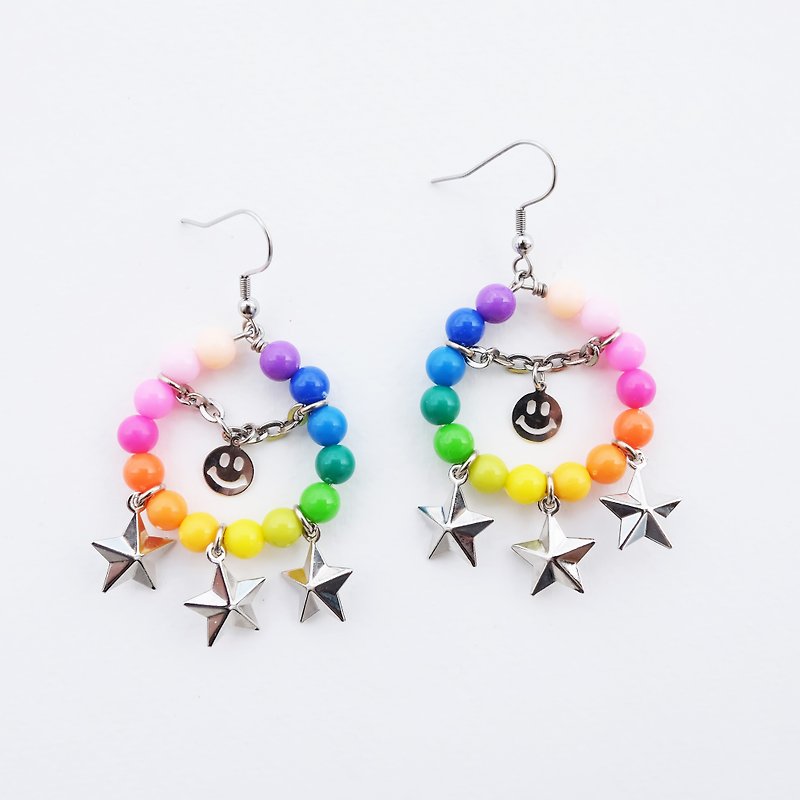 Rainbow bead hoop earrings with smiley and star charm - 耳环/耳夹 - 其他材质 多色