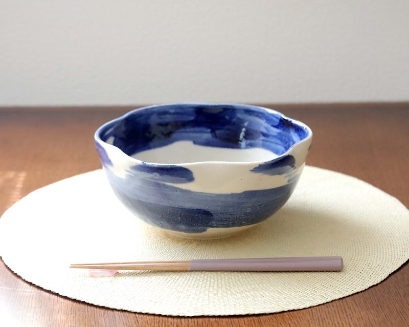 青い刷毛目模様の輪花中鉢 六枚花弁 - 碗 - 陶 蓝色