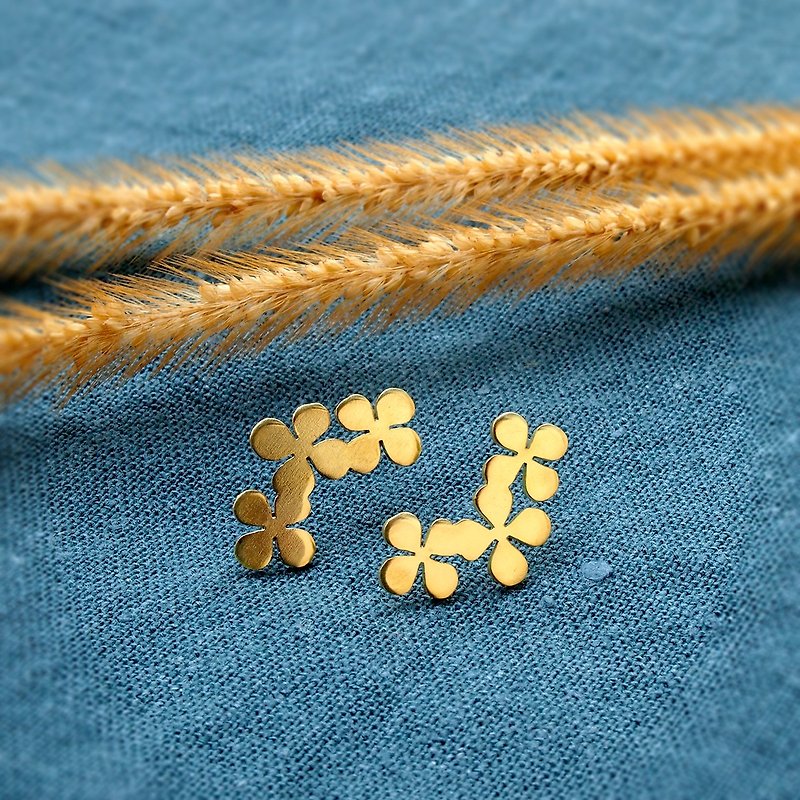 Tiny clover brass stud earrings (hand made) - 耳环/耳夹 - 铜/黄铜 金色
