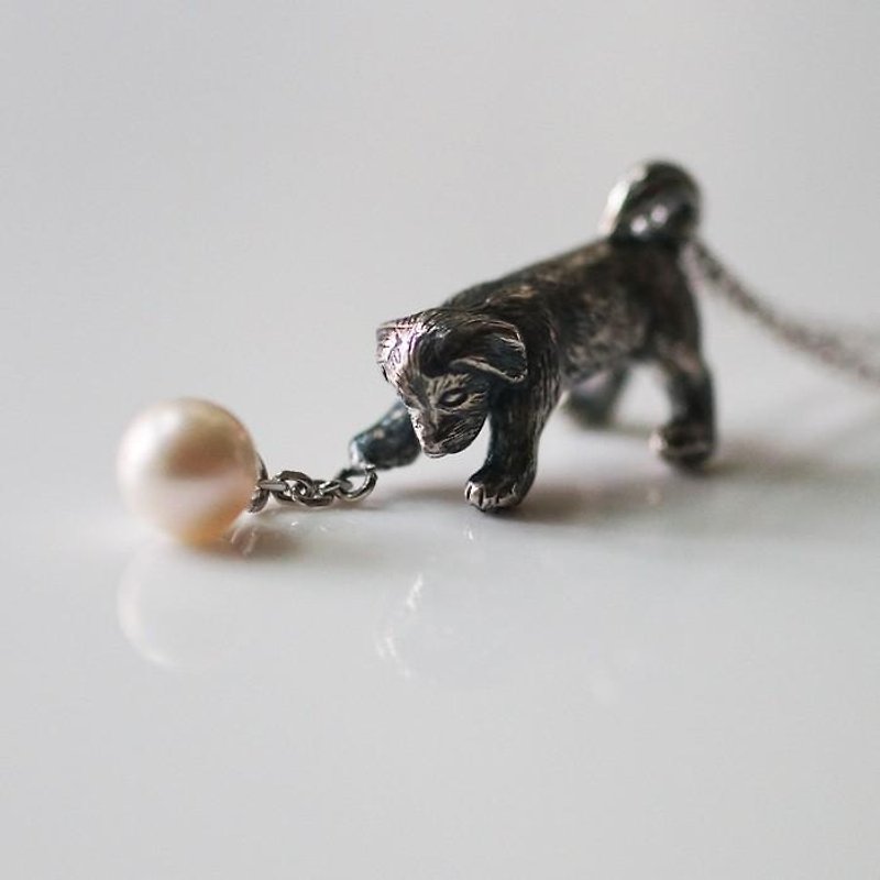 ボールで遊ぶ垂耳犬のペンダント - 项链 - 纯银 银色