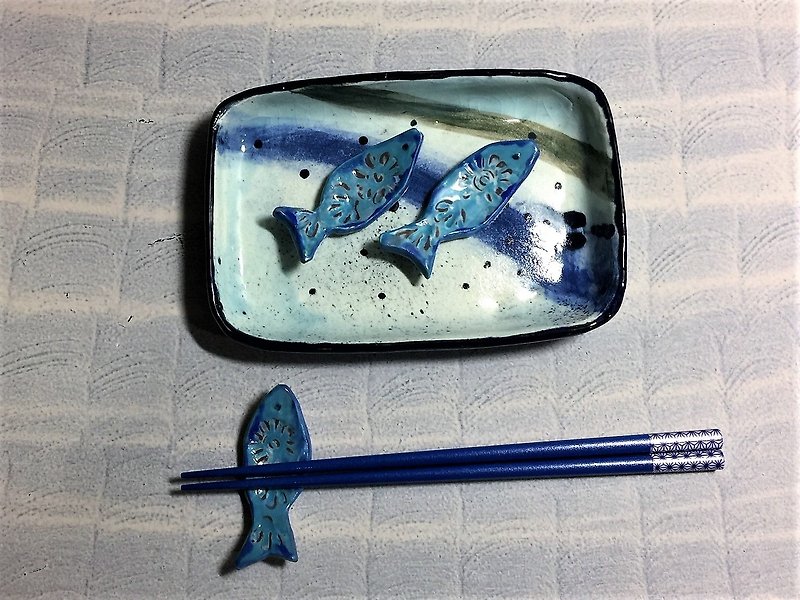 蓝色小鱼干筷子架_陶器筷架 - 筷子/筷架 - 陶 蓝色