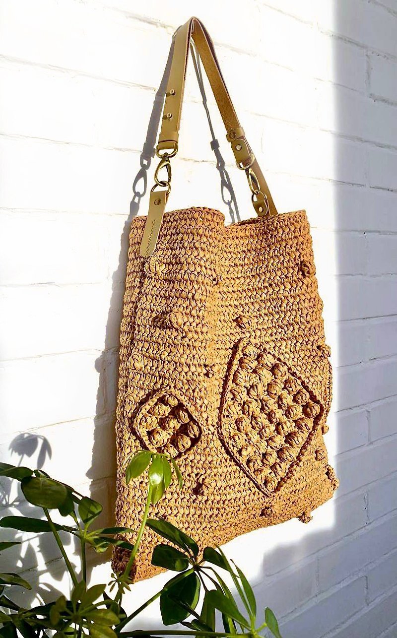 Hobo bag in Raffia, Crochet raffia bag, Shoulder bag, Designer tote bag - 手提包/手提袋 - 棉．麻 咖啡色