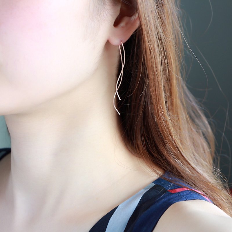 14kgf-Rose gold filled nuance curve pierced earrings - 耳环/耳夹 - 其他金属 粉红色