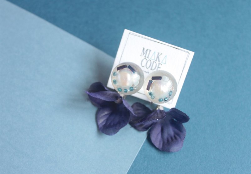 天然淡水珍珠 透明水晶球 (深蓝色) 花花 小花 夹式耳环 - 耳环/耳夹 - 其他材质 蓝色