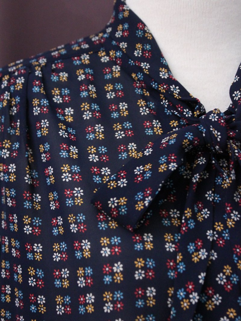 复古日本制可爱几何小花朵深蓝色领结长袖古着衬衫Vintage Blouse - 女装衬衫 - 聚酯纤维 蓝色