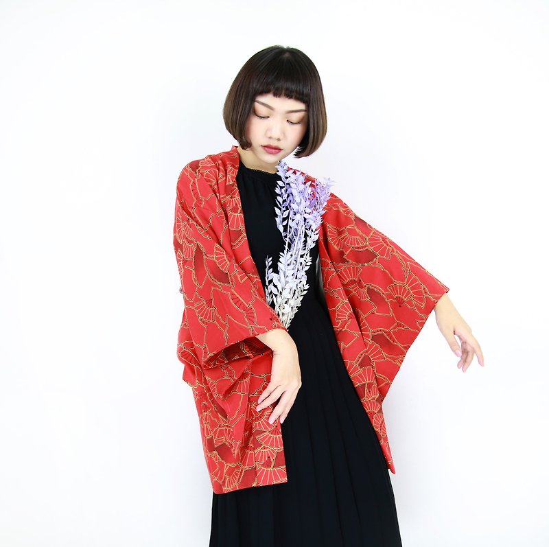 Back to Green::日本带回和服 羽织 红底 满版扇 //男女皆可穿// vintage kimono (KI-71) - 女装休闲/机能外套 - 丝．绢 