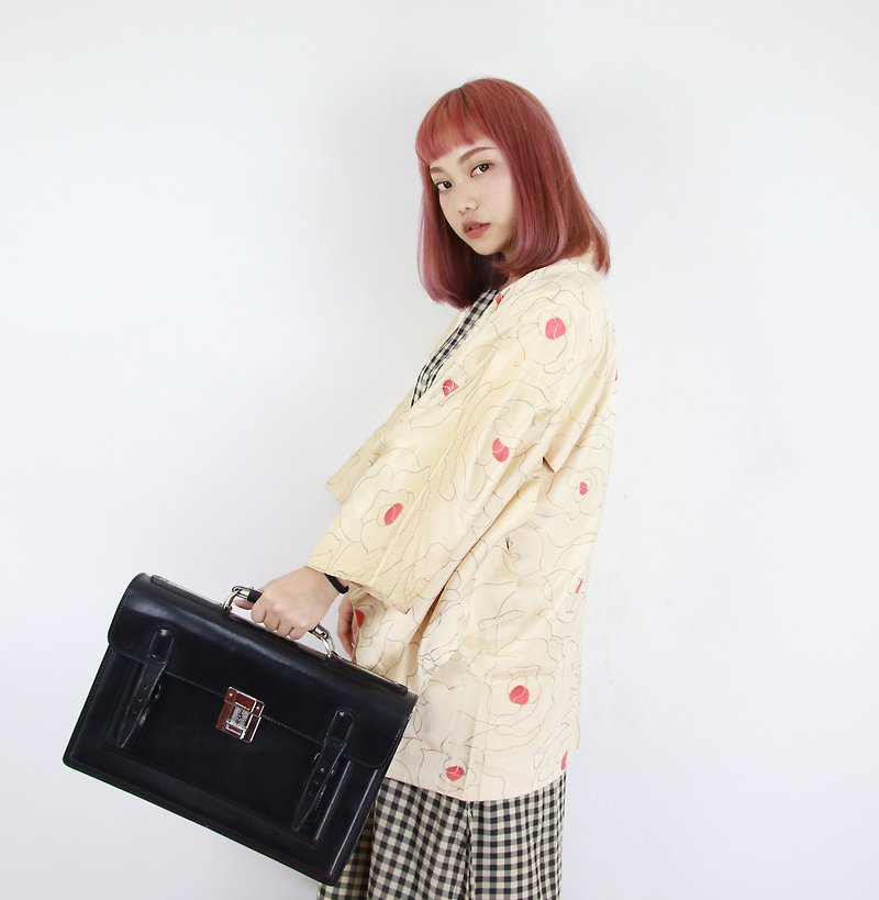 Back to Green-日本带回羽织和服 花朵象牙底色/vintage kimono - 女装休闲/机能外套 - 丝．绢 