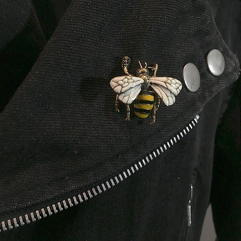 Flying Bee Brooch in Brass - 胸针 - 其他金属 金色