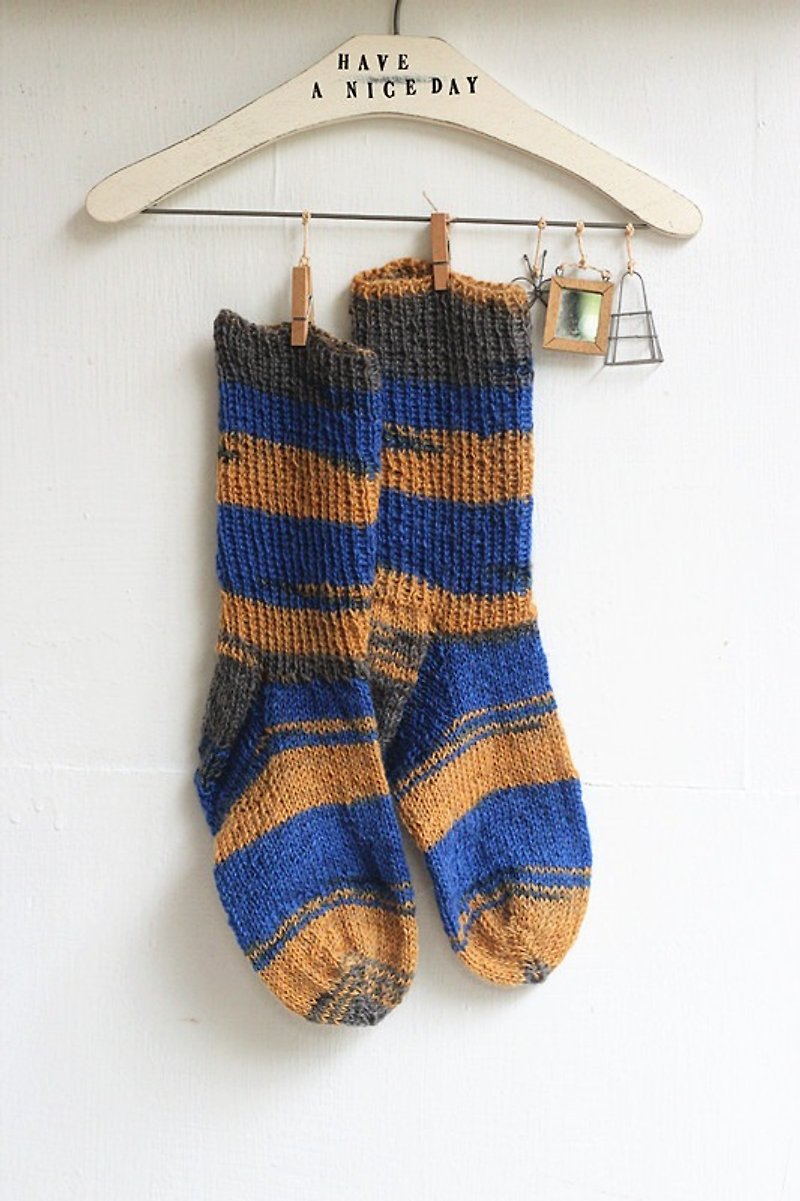 【好日手作】Handmade。冬季手编双色毛线厚毛袜／圣诞礼物 - 袜子 - 其他材质 多色